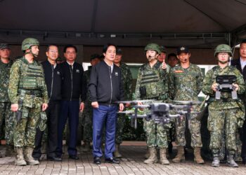 LAI Ching-te (tengah) meninjau latihan anggota pasukan simpanan mengendalikan dron Hummer 2 di Pusat Perkhidmatan Taman Perindustrian Loung Te, daerah Yilan.- AFP