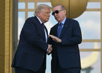 RECEP Tayyip Erdogan (kanan) berjabat tangan dengan Donald Trump ketika majlis sambutan rasmi di Kompleks Presiden Beştepe di Ankara, Turkiye-AFP