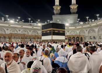 JEMAAH ibadah umrah mengelilingi Kaabah di pekarangan Masjidil Haram di kota suci Mekah, Arab Saudi.-AFP