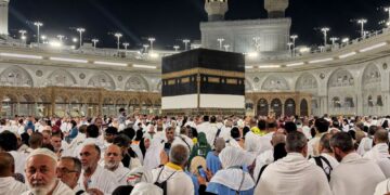 JEMAAH ibadah umrah mengelilingi Kaabah di pekarangan Masjidil Haram di kota suci Mekah, Arab Saudi.-AFP