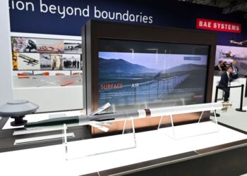 KIT panduan sistem senjata pemusnah laser berketepatan tinggi dipamerkan di Pameran Udara Antarabangsa Farnborough, London. - AFP