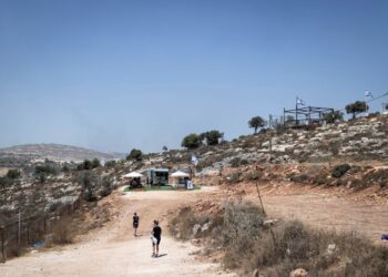 TENTERA Israel merampas tanah bagi membina jalan di Tebing Barat. - AFP