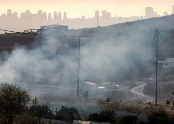 ASAP gas pemedih mata yang ditembak oleh tentera Israel dirakam dari kampung Tell di Tebing Barat kelmarin. - AFP