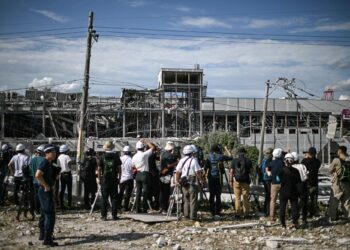 WARTAWAN berkumpul di luar Aeon Mall Kumamoto yang rosak di Kashima, selepas gempa bumi melanda barat daya Jepun kelmarin.- AFP