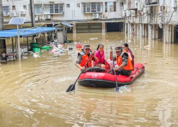 PASUKAN penyelamat memindahkan penduduk yang terjejas banjir di Nanning, wilayah Guangxi di selatan China.- AFP