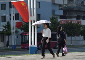 PINJAMAN Bank Dunia kepada China menurun apabila negara itu mencatatkan pertumbuhan pesat dan pengurangan kadar kemiskinan.- AFP