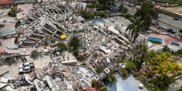 PEMANDANGAN udara bangunan yang runtuh akibat gempa bumi berkembar di Caraballeda. .- AFP