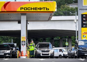 ORANG ramai beratur untuk mengisi minyak kereta di stesen Rosneft di Moscow, susulan krisis bekalan bahan api di Russia.- AFP