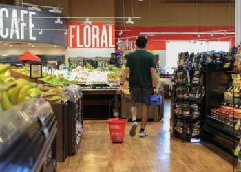 SEORANG pelanggan membeli-belah di sebuah kedai di Miami. - AFP