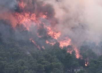 KEBAKARAN hutan di Eropah akan berlanjutan sehingga November. - AFP