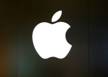 Logo gergasi teknologi Apple. - AFP