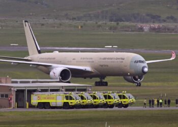 PESAWAT Qantas A350-1000ULR tiba di Lapangan Terbang Tullamarine, Melbourne.-AFP