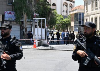ANGGOTA pasukan keselamatan berkawal berhampiran Hotel Four Seasons susulan dua letupan yang berlaku di kawasan berdekatan di Damsyik.- AFP