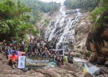 RAZALI Idris (duduk tiga dari kanan) bersama sebahagian petugas media yang menyertai ekspedisi pendakian ke puncak Gunung Berembun di Dungun, Terengganu. – UTUSAN/PUQTRA HAIRRY.