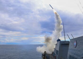 KAPAL Arleigh Burke, USS Thomas Hudner melancarkan peluru berpandu serangan darat Tomahawk bagi menyokong Operasi Epic Fury dari lokasi yang tidak didedahkan.- AFP