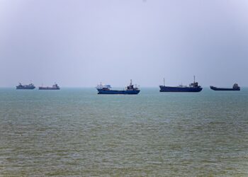 IRAN menetapkan kapal tangki minyak perlu melalui laluan yang ditetapkan tentera di Selat Hormuz. - AFP