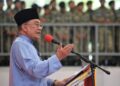 ANWAR Ibrahim ketika berucap pada Program Semarak Kenegaraan di Pusat Latihan Asas Tentera Darat (Pusasda), Port Dickson hari ini.-UTUSAN/MOHD. SHAHJEHAN MAAMIN.