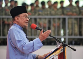 ANWAR Ibrahim ketika berucap pada Program Semarak Kenegaraan di Pusat Latihan Asas Tentera Darat (Pusasda), Port Dickson hari ini.-UTUSAN/MOHD. SHAHJEHAN MAAMIN.