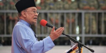 ANWAR Ibrahim ketika berucap pada Program Semarak Kenegaraan di Pusat Latihan Asas Tentera Darat (Pusasda), Port Dickson hari ini.-UTUSAN/MOHD. SHAHJEHAN MAAMIN.