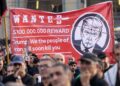 ORANG ramai mengangkat sepanduk menyeru Presiden Donald Trump dibunuh, semasa upacara pengebumian Ali Khamenei di Grand Mosalla di Teheran, awal minggu ini.- AFP