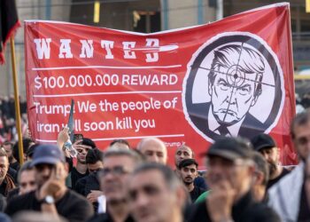 ORANG ramai mengangkat sepanduk menyeru Presiden Donald Trump dibunuh, semasa upacara pengebumian Ali Khamenei di Grand Mosalla di Teheran, awal minggu ini.- AFP