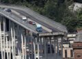 GAMBAR fail bertarikh 15 Ogos 2018 menunjukkan kenderaan ditinggalkan di atas Jambatan Lebuh Raya Morandi sehari selepas sebahagian struktur itu runtuh di bandar Genoa, Itali.- AFP