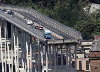 GAMBAR fail bertarikh 15 Ogos 2018 menunjukkan kenderaan ditinggalkan di atas Jambatan Lebuh Raya Morandi sehari selepas sebahagian struktur itu runtuh di bandar Genoa, Itali.- AFP