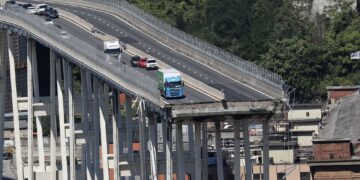 GAMBAR fail bertarikh 15 Ogos 2018 menunjukkan kenderaan ditinggalkan di atas Jambatan Lebuh Raya Morandi sehari selepas sebahagian struktur itu runtuh di bandar Genoa, Itali.- AFP
