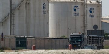 UAE mengepam 4.1 juta tong minyak sehari pada Jun, meningkat ketara berbanding 3.5 juta tong sehari tahun lalu.- AFP