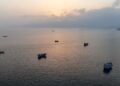 BEBERAPA bot berlabuh di luar Semenanjung Musandam utara Oman berhampiran Selat Hormuz.- AFP