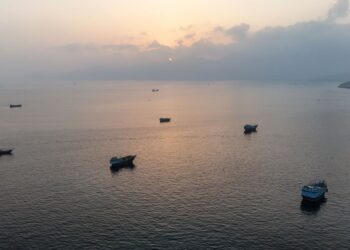 BEBERAPA bot berlabuh di luar Semenanjung Musandam utara Oman berhampiran Selat Hormuz.- AFP