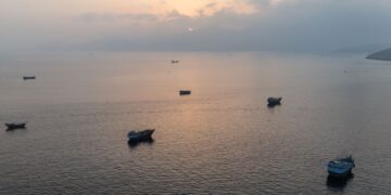 BEBERAPA bot berlabuh di luar Semenanjung Musandam utara Oman berhampiran Selat Hormuz.- AFP
