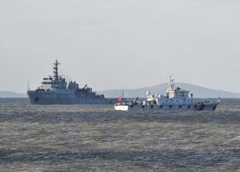 KAPAL China melakukan rondaan ketika Tentera Pembebasan Rakyat (PLA) menjalankan latihan di pulau Pingtan, di wilayah Fujian, timur China berdekatan Taiwan pada 30 Disember 2025.- AFP