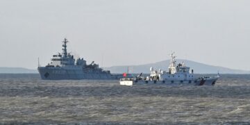 KAPAL China melakukan rondaan ketika Tentera Pembebasan Rakyat (PLA) menjalankan latihan di pulau Pingtan, di wilayah Fujian, timur China berdekatan Taiwan pada 30 Disember 2025.- AFP
