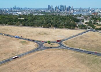 KAWASAN umput yang kering dan kekuningan di Greenwich Park, London, Rabu lalu.