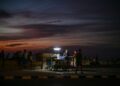 PENJAJA terpaksa menggunakan lampu mudah alih untuk berniaga di Malecon, ekoran gangguan bekalan elektrik di seluruh Cuba Isnin lalu.- AFP