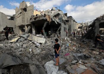 RAKYAT Palestin memeriksa lokasi serangan Israel di kem pelarian Bureij di tengah Gaza.- AFP