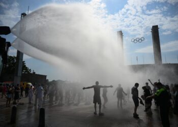 POLIS menggunakan meriam air untuk menyejukkan orang ramai yang berada di konsert penyanyi Bruno Mars di stadium Olimpik di Berlin pada 28 Jun lalu.- AFP