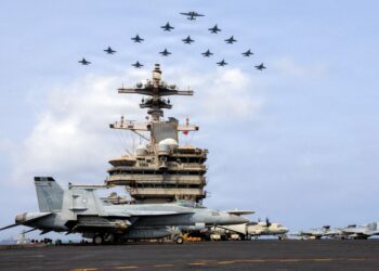 FOTO edaran Tentera Laut AS menunjukkan pesawat Sayap Udara Pembawa (CVW) 7 terbang dalam formasi di atas USS George H.W. Bush (CVN 77) di Laut Arab.- AFP