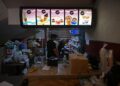 PETUGAS kesihatan menguruskan bekalan ubat di dalam restoran McDonald's yang beroperasi sebagai pusat rawatan perubatan sementara di Caraballeda, La Guaira.- AFP