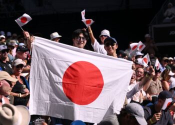 JEPUN mempunyai undang-undang yang menghukum perbuatan mencemarkan bendera negara asing, namun tiada peruntukan yang sama untuk melindungi bendera kebangsaannya sendiri.- AFP