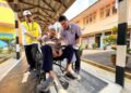 KASTAWI selesai mengundi di Sekolah Kebangsaan (SK) LTKP Sungai Sayong, di sini hari ini.