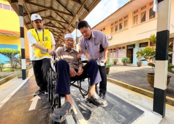 KASTAWI selesai mengundi di Sekolah Kebangsaan (SK) LTKP Sungai Sayong, di sini hari ini.