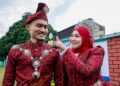 Pasangan pengantin baharu, Raja Akmal Hakim Raja Abdul Rahim 25 menemani isterinya Nurul Aida Mohd Kamal 25 untuk pergi mengundi pada Pilihan Raya Negeri (PRN) Johor ke-16 meskipun di hari persandingan mereka, di SK LKTP Ayer Hitam, di sini hari ini. - UTUSAN/SHIDDIEQIIN ZON