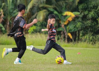 bola sepak dipilih kerana ia mampu menjadi ‘magnet’ yang membuatkan pelajar bersemangat ke sekolah.