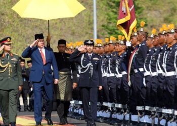 SULTAN Nazrin Muizzuddin Shah memeriksa perbarisan kawalan kehormat ketika perasmian Kem Sultan Nazrin Shah 69 Komando di Ulu Kinta di Ipoh hari ini.
