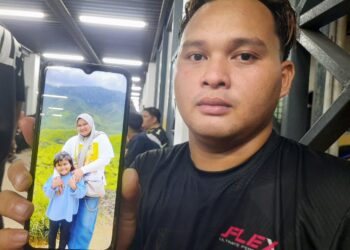 NUR Arif Sukri Abdullah menunjukkan gambar kakaknya, Nur Atikah yang lemas dalam tragedi kepala air di Taman Eko Rimba Sungai Sedim di Kulim.