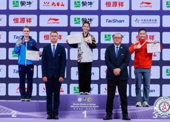 TAN Cheong Min(tengah) berjaya mempertahankan pingat emas acara nangun wanita pada Piala Dunia Taolu di Haikou, China.-IHSAN MSN
