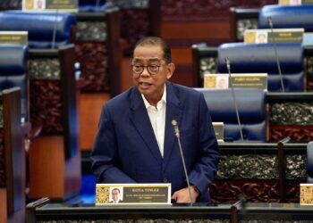MOHAMED Khaled Nordin ketika Sesi Penerangan Menteri berkaitan isu pembatalan lesen eksport Sistem NSM di Dewan Rakyat semalam.