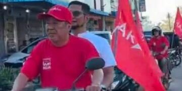 GAMBAR tular sekumpulan petugas kempen PH yang menunggang motosikal tanpa memakai topi keledar semasa kempen PRN Johor.